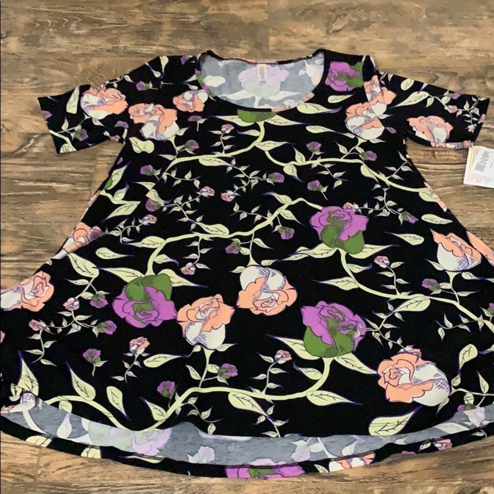 Small Lularoe perfect t